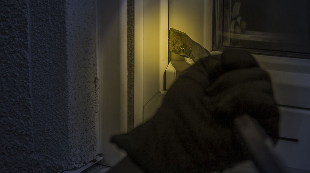 Διαρρήκτης ετοιμάζεται να μπει σε σπίτι στο Λαγονήσι