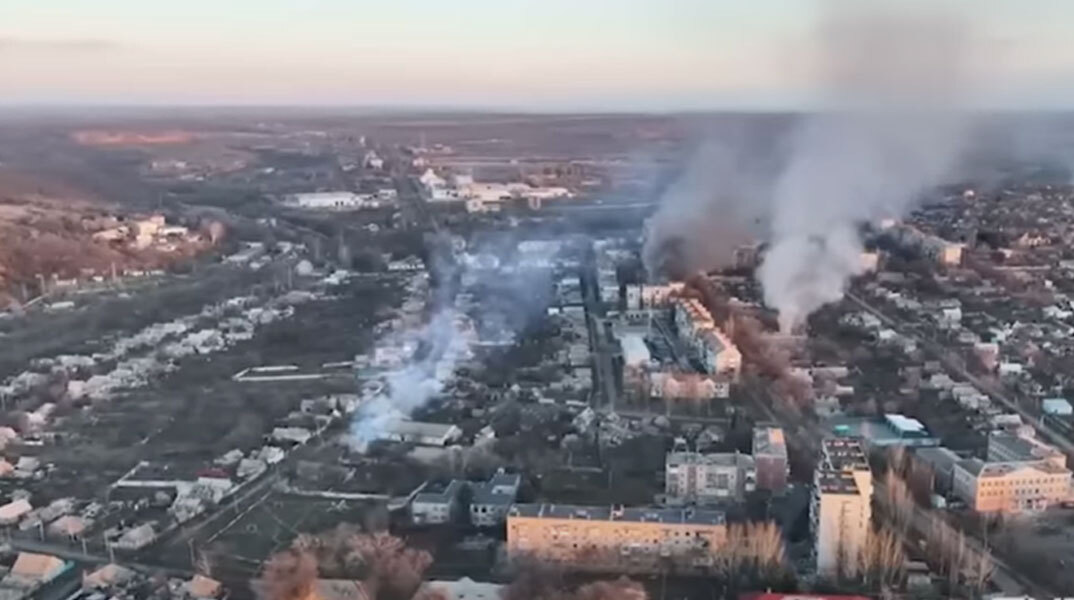 Οι Ρώσοι δεν σταματούν να βομβαρδίζουν το Μπαχμούτ στο Ντονέτσκ της Ουκρανίας