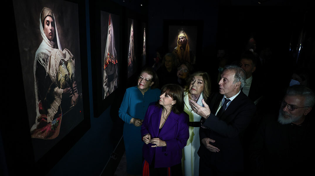 Η Κατερίνα Σακελλαροπούλου εγκαινίασε την έκθεση «Ένδυμα Ψυχής»