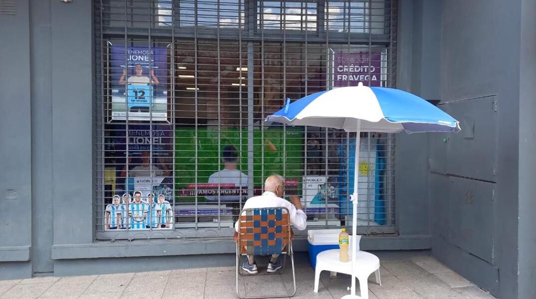 Μουντιάλ: Ηλικιωμένος είδε όλους τους αγώνες έξω από κατάστημα και του χάρισαν την τηλεόραση