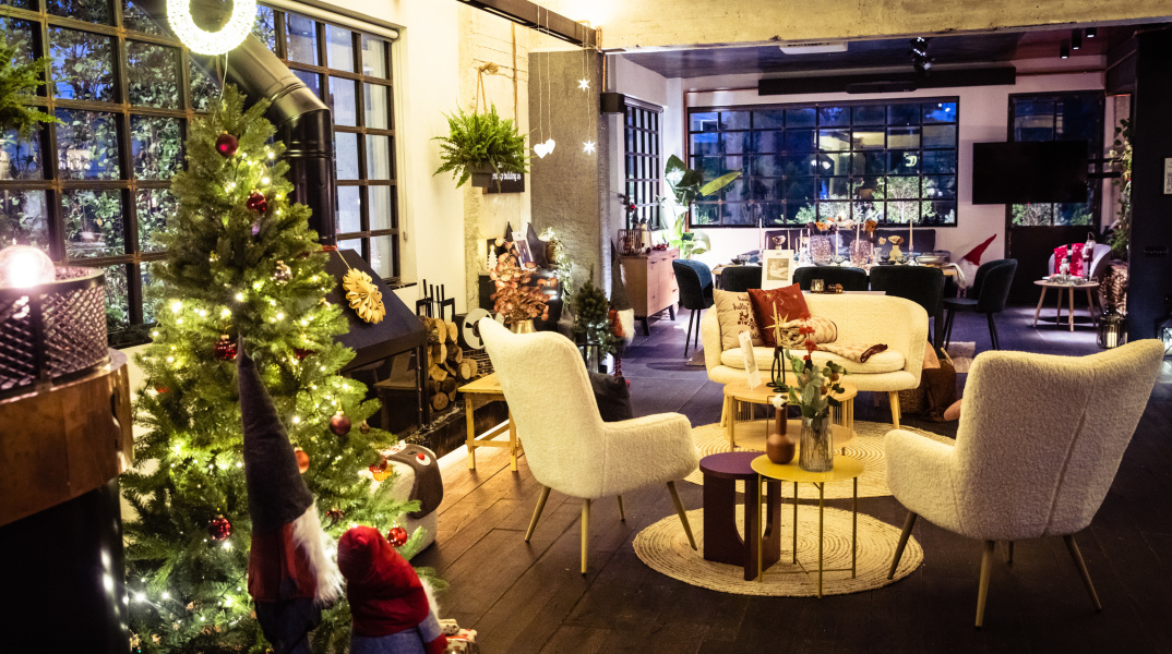 Άποψη του χώρου με τα έπιπλα, διακοσμητικά και Χριστουγεννιάτικα στολίδια JYSK Ελλάδας.