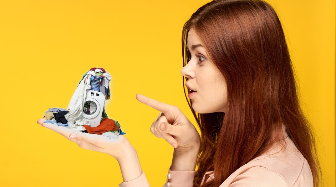 κοπέλα με άπλυτα ρούχα 