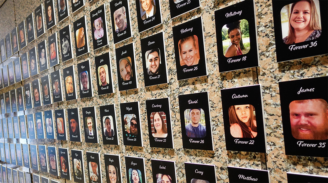 Η «πινακοθήκη» των θυμάτων της φαιντανύλης στα κεντρικά της DEA στο Άρλινγκτον