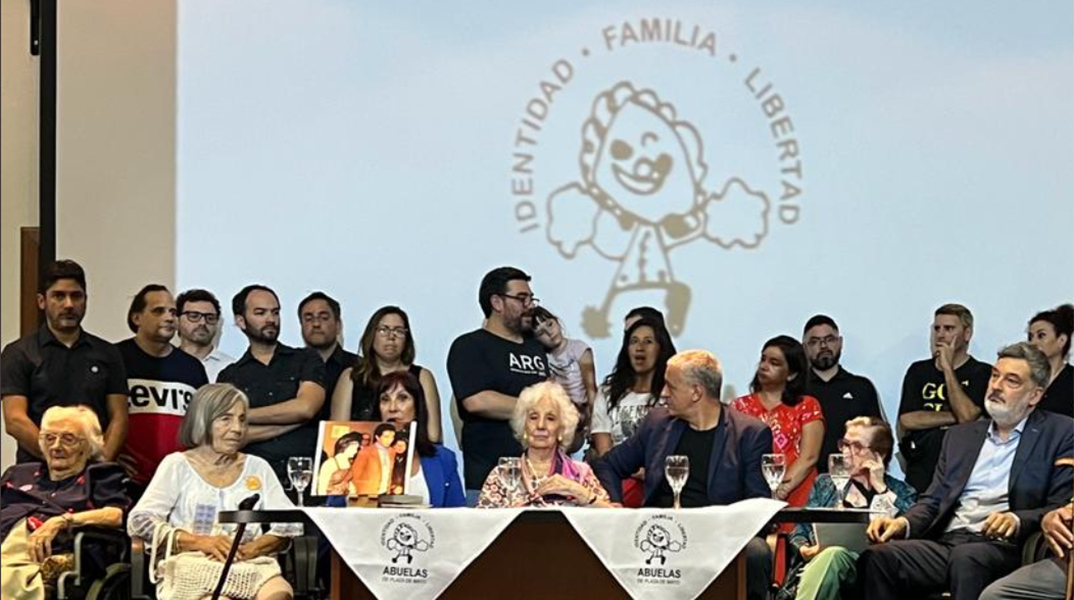 Στιγμιότυπο από τη συνέντευξη Τύπου για τον εντοπισμό του 131ου παιδιού που είχε κλαπεί κατά τη διάρκεια της δικτατορίας στην Αργεντινή