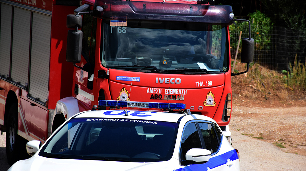 Πυροσβεστικό όχημα και περιπολικό