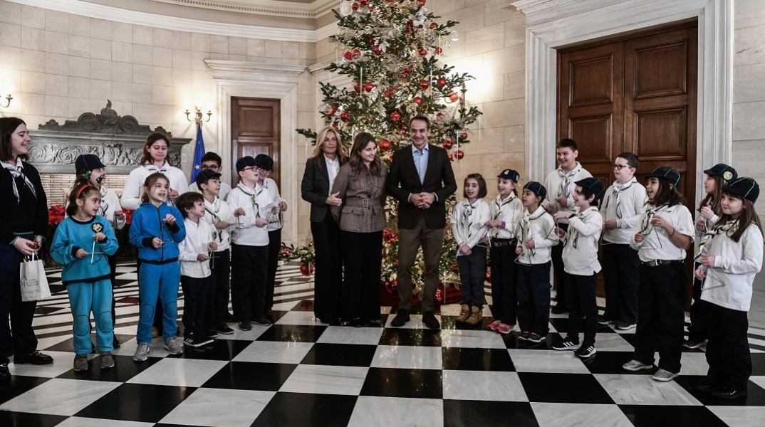 Χριστουγεννιάτικα κάλαντα από διάφορες περιοχές της χώρας άκουσε ο Κ. Μητσοτάκης