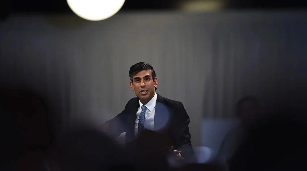 Σκληρή κριτική σε Σούνακ: Ρώτησε άστεγο αν είναι επιχειρηματίας