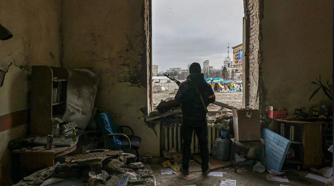 Μέλος της ουκρανικής πολιτοφυλακής σε κατεστραμμένο κτίριο στο Χάρκοβο της Ουκρανίας