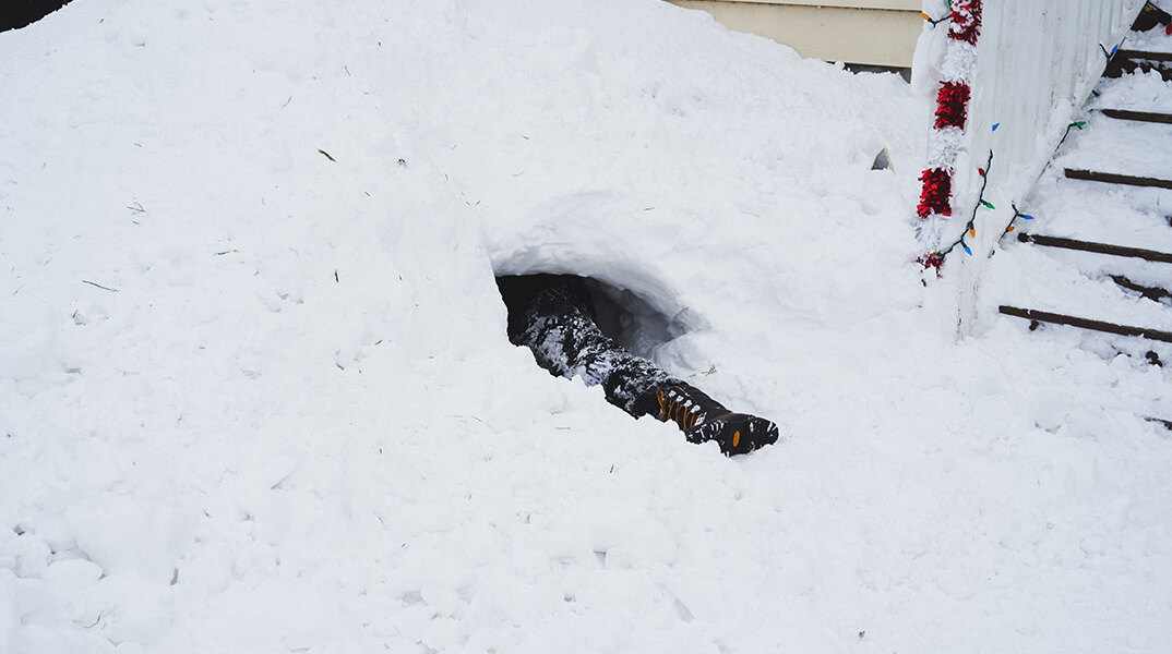 Κάτοικος στο Μπάφαλο ανοίγει τρύπα στα χιόνια, αναζητώντας πρόσβαση στο αυτοκίνητό του
