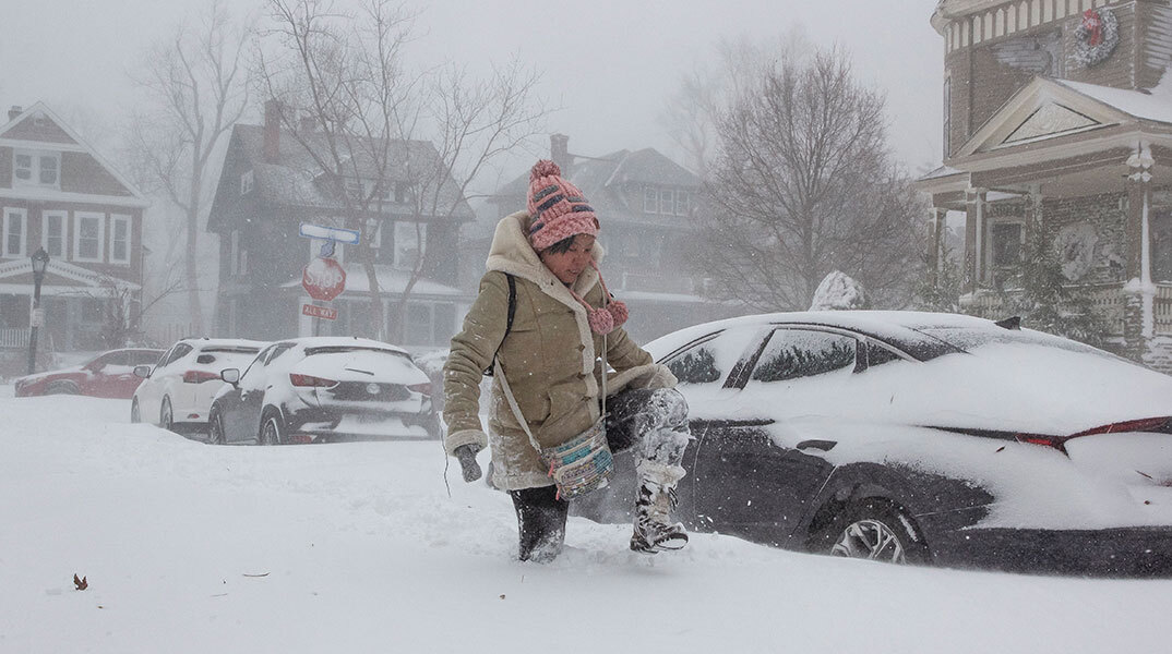 Κάτοικος στο Μπάφαλο των ΗΠΑ πασχίζει να διασχίσει χιονισμένο δρόμο της πόλης