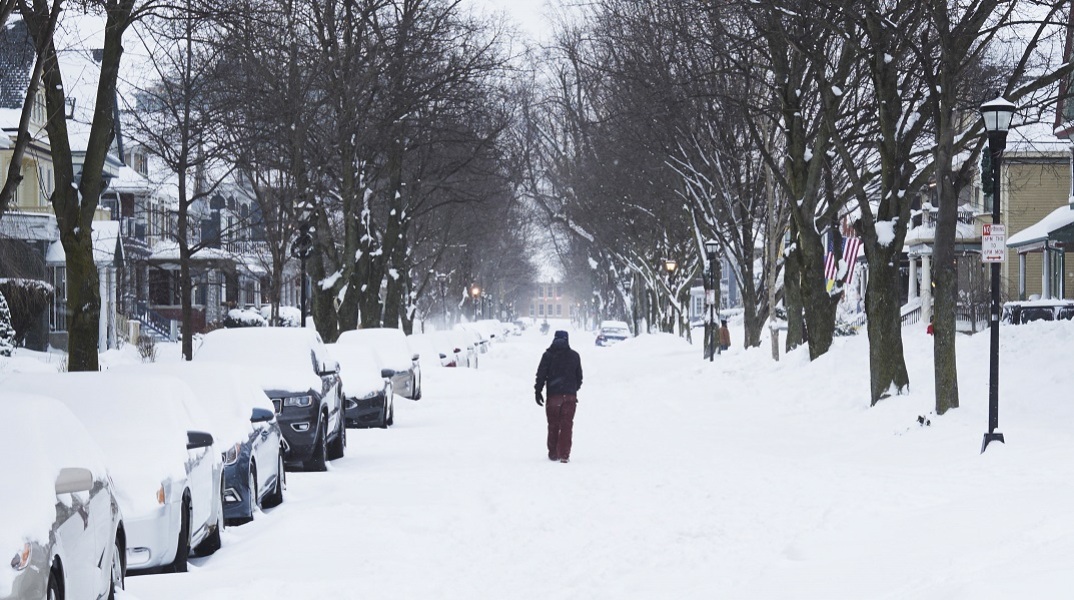 Χιονοθύελλα του αιώνα στις ΗΠΑ: Από σπίτι σε σπίτι, οι αστυνομικοί για την ασφάλεια των πολιτών