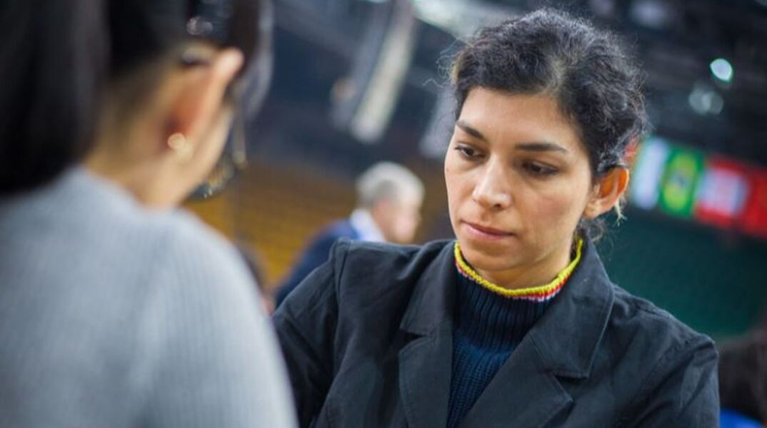 Ιρανή σκακίστρια διαγωνίστηκε χωρίς χιτζάμπ σε Παγκόσμιο Πρωτάθλημα, λένε καθεστωτικά ΜΜΕ