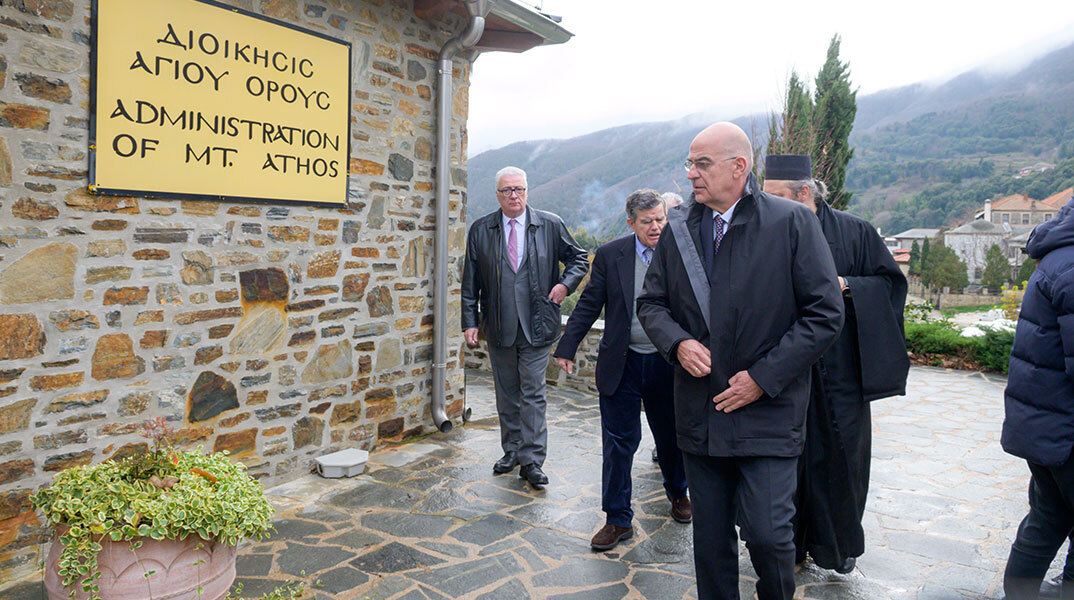 Ο Νίκος Δένδιας τραυματίστηκε στο Άγιο Όρος σε πτώση μετά από ορθοστατική υπόταση