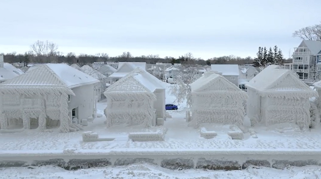 Καναδάς: Σπίτια έγιναν γλυπτά από πάγο μετά τη χιονοθύελλα