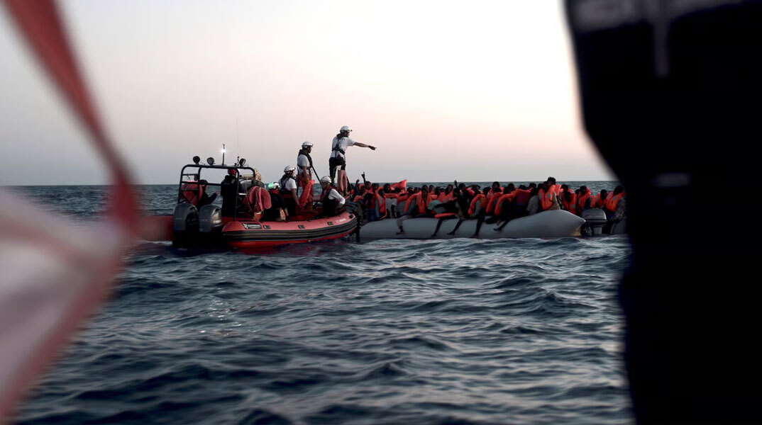 Μέλη ΜΚΟ σώζουν μετανάστες στη Μεσόγειο