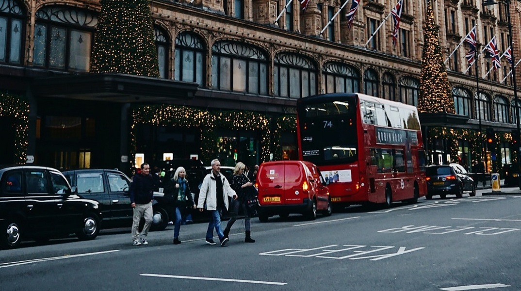 Πρωτοχρονιά 2023: Οι περισσότεροι Βρετανοί θα μείνουν σπίτι