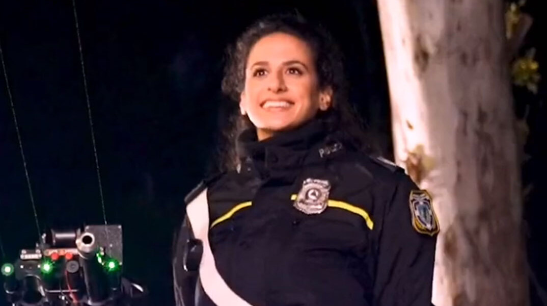 Η αστυνομικός που συμμετέχει στο πρωτοχρονιάτικο βίντεο της Αστυνομίας και του Υπουργείου Προστασίας του Πολίτη