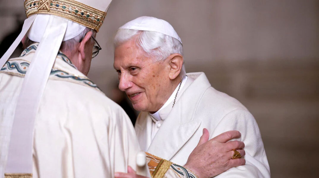 Ο Πάπας Βενέδικτος μετά την παραίτησή του έγινε «επίτιμος» Ποντίφικας και είχε στενή σχέση με τον Πάπα Φραγκίσκο