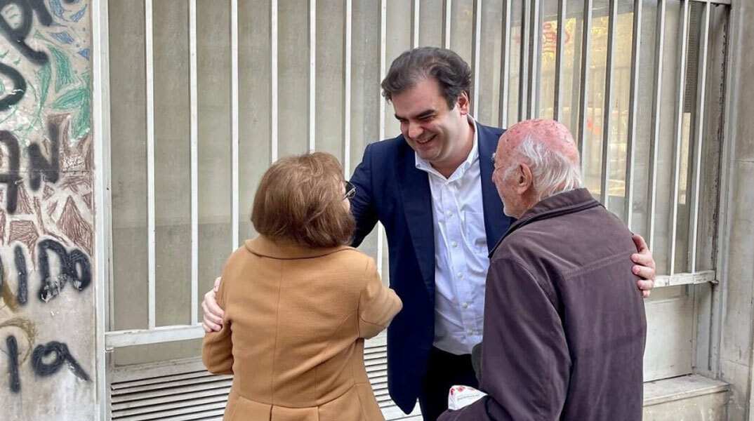 Ο Κυριάκος Πιερρακάκης με κατοίκους στον Άγιο Παύλο της Αθήνας παραμονή Πρωτοχρονιάς