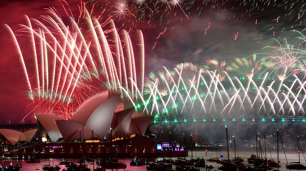 Βεγγαλικά και πυροτεχνήματα στο Σίδνεϊ της Αυστραλίας για την Πρωτοχρονιά 2023