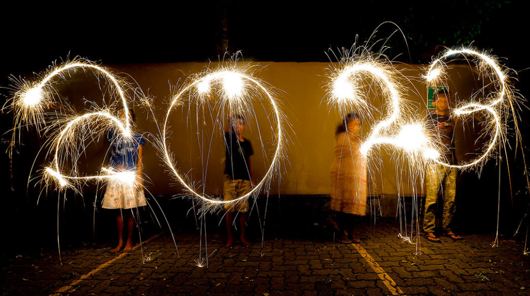 Νεαρός στην πρωτεύουσα της Σρι Λάνκα Κολόμπο σχηματίζει το 2023 με βεγγαλικό κατά τη διάρκεια του εορτασμού της Πρωτοχρονιάς 2023