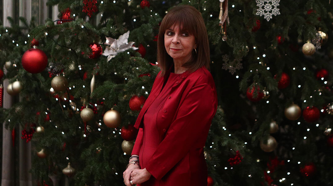 Η Κατερίνα Σακελλαροπούλου άκουσε τα κάλαντα της Πρωτοχρονιάς στο Προεδρικό Μέγαρο