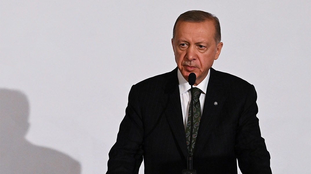 Politico για Ερντογάν: Θέλει να γαντζωθεί στην εξουσία σχεδιάζοντας πολέμους 