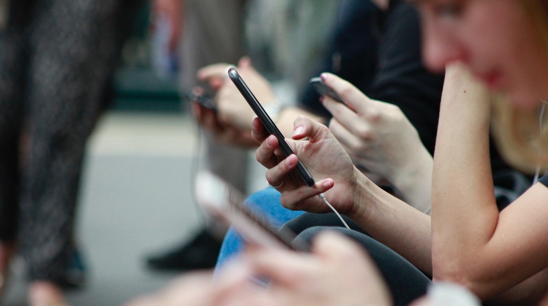 Social media και εξωτερική εμφάνιση: Πώς επηρεάζουν τους νέους