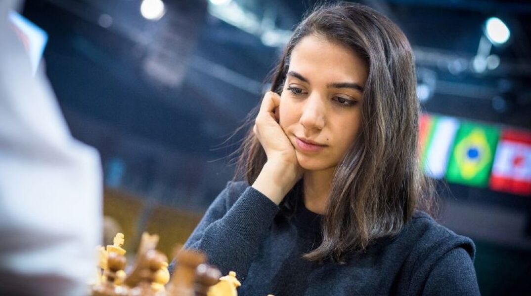Ιράν: Μια ιρανή σκακίστρια δέχτηκε απειλές να μην επιστρέψει στην πατρίδα της επειδή συμμετείχε σε διαγωνισμό στο εξωτερικό χωρίς το χιτζάμπ της (πηγή)	