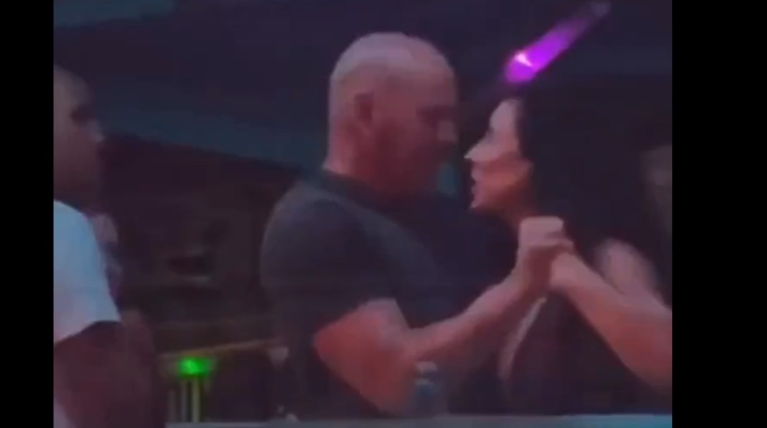 Ο Ντάνα Γουάιτ χαστουκίζει τη σύζυγό του πάρτι την Πρωτοχρονιά (βίντεο)