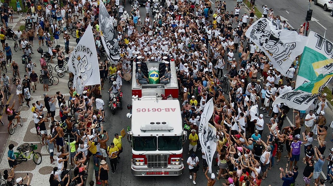 Η πομπή που μεταφέρει το φέρετρο του Πελέ στο νεκροταφείο του Σάο Πάολο για την κηδεία