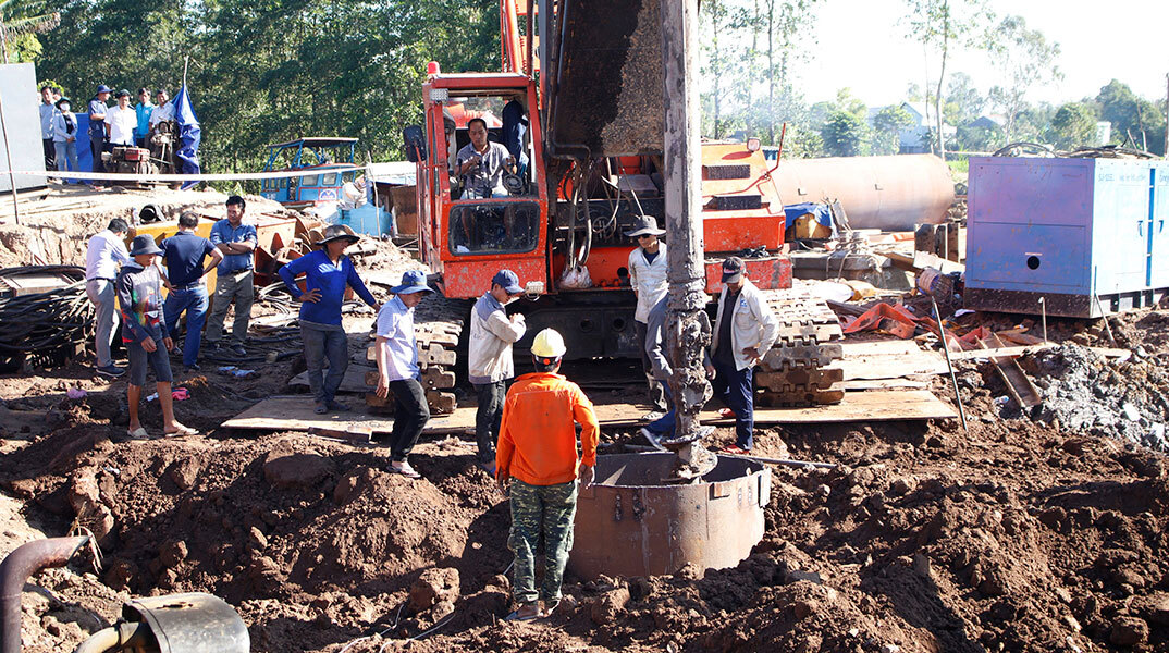Διασώστες στο Βιετνάμ προσπαθούν να απεγκλωβίσουν τον 10χρονο
