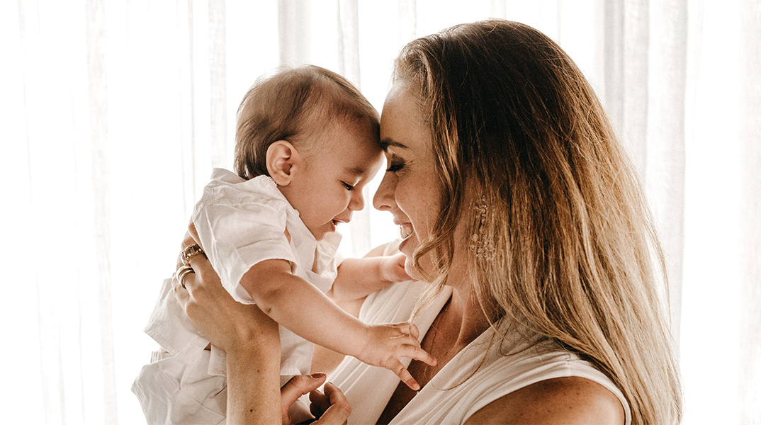 Μητέρα αγκαλιά με το παιδί της