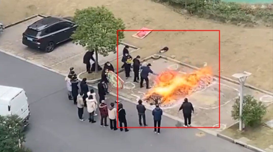 Στη μέση του δρόμου καίνε στην Κίνα τους νεκρούς από κορωνοϊό