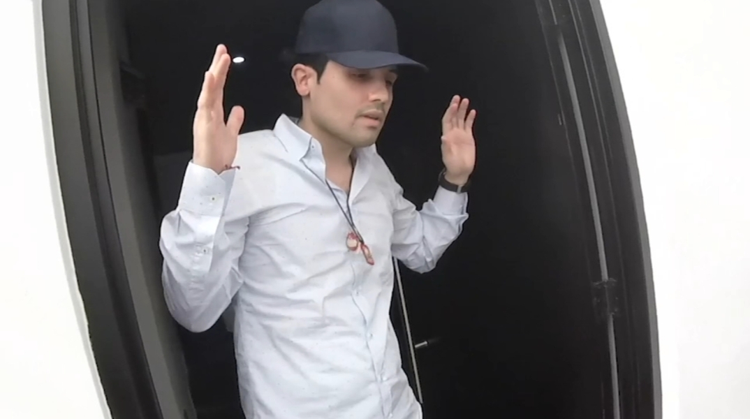 Μεξικό (2): Ένα αεροπλάνο χτυπήθηκε από πυρά στην πόλη Κουλιακάν όπου ξέσπασαν ταραχές μετά τη σύλληψη του Οβίδιο Γκουσμάν	