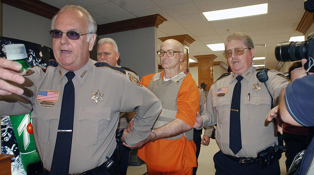 O ρατσιστής Edgar Ray Killen οδηγείται σε δίκη για τις δολοφονίες τριών ακτιβιστών από την Κου Κλουξ Κλαν