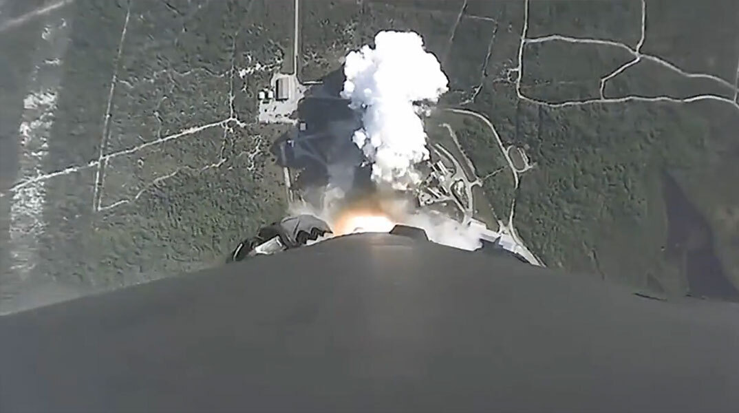 Ο πύραυλος Falcon 9 της Space X έχει εκτοξευτεί από τη Γη και κατευθύνεται στο Διάστημα