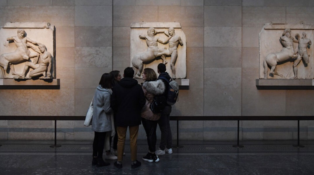Φοιτητές μπροστά στα Γλυπτά του Παρθενώνα στο Βρετανικό Μουσείο