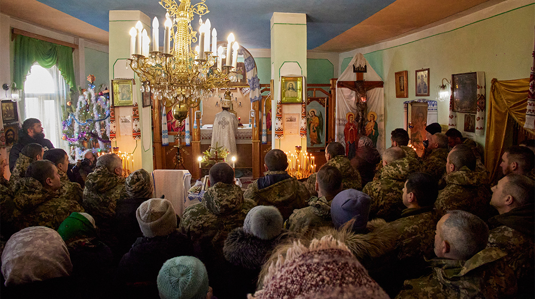 Ουκρανοί γιορτάζουν τα Χριστούγεννα υπό τους ήχους βομβαρδισμών