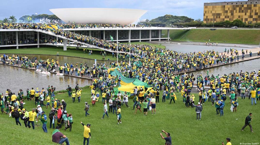 Οπαδοί του Μπολσονάρο εισέβαλαν στο Κογκρέσο της Βραζιλίας