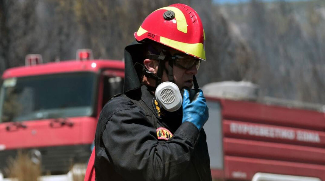 Άνδρας της ΕΜΑΚ σε επιχείρηση διάσωσης
