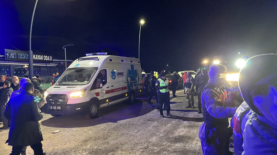 Ασθενοφόρο έξω από ξενοδοχείο στην Τουρκία όπου κατέρρευσε η οροφή