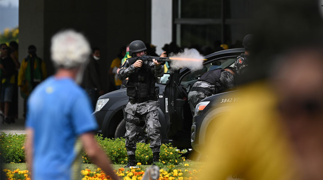 Αστυνομικός στη Βραζιλία ανοίγει πυρ κατά οπαδών του Ζαΐχ Μπολσονάρου κατά την εισβολή στο Κογκρέσο