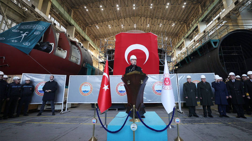 Ο Χουλουσί Ακάρ σε ομιλία σε ναυπηγεία του τουρκικού Πολεμικού Ναυτικού