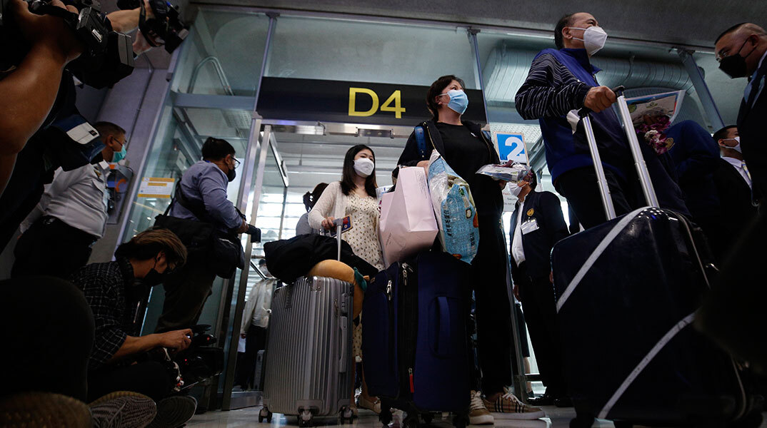 Κινέζοι τουρίστες φθάνουν σε αεροδρόμιο στην Ταϊλάνδη μετά την άρση των περιοριστικών μέτρων για τον κορωνοϊό στην Κίνα
