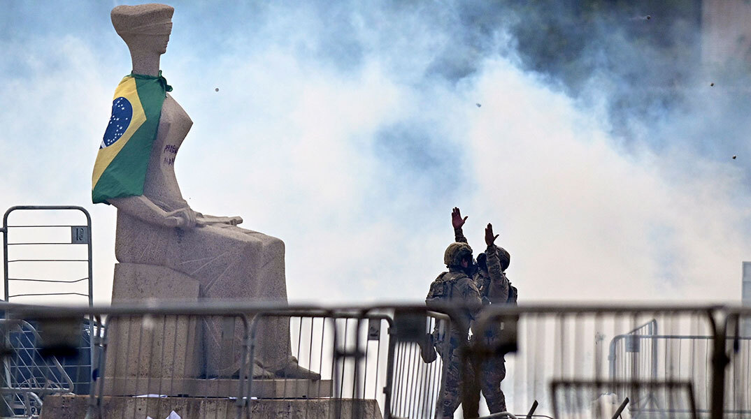 Στρατιώτες στην Μπραζίλια μπροστά σε άγαλμα στο Ανώτατο Δικαστήριο της Βραζιλίας μετά την εισβολή υποστηρικτών του Μπολσονάρου