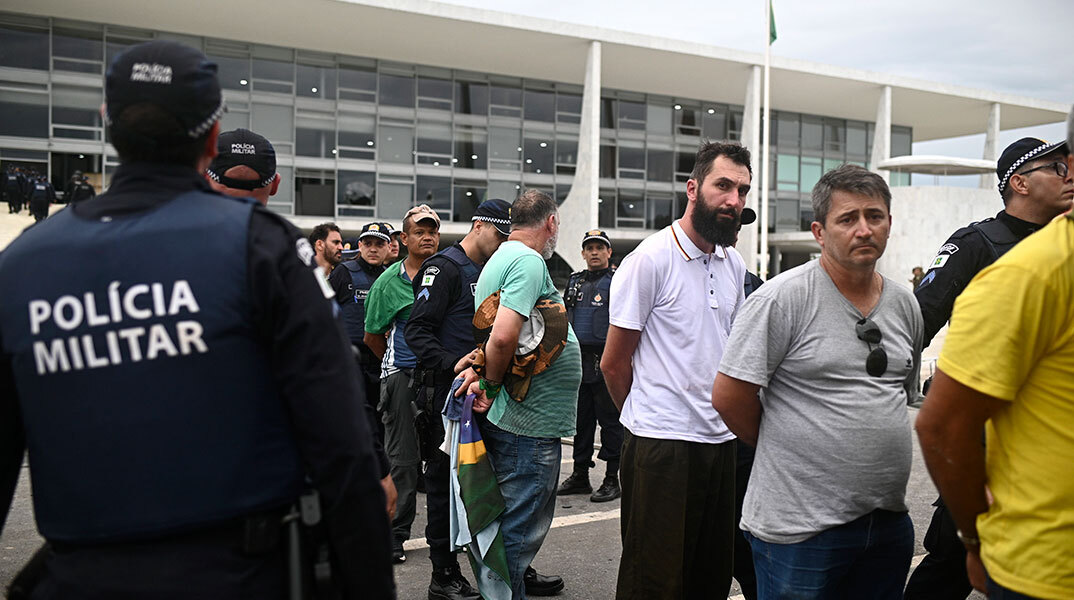 Μπολσοναριστές έχουν συλληφθεί από αστυνομικούς στην πρωτεύουσα Μπραζίλια μετά την εισβολή στο Κογκρέσο