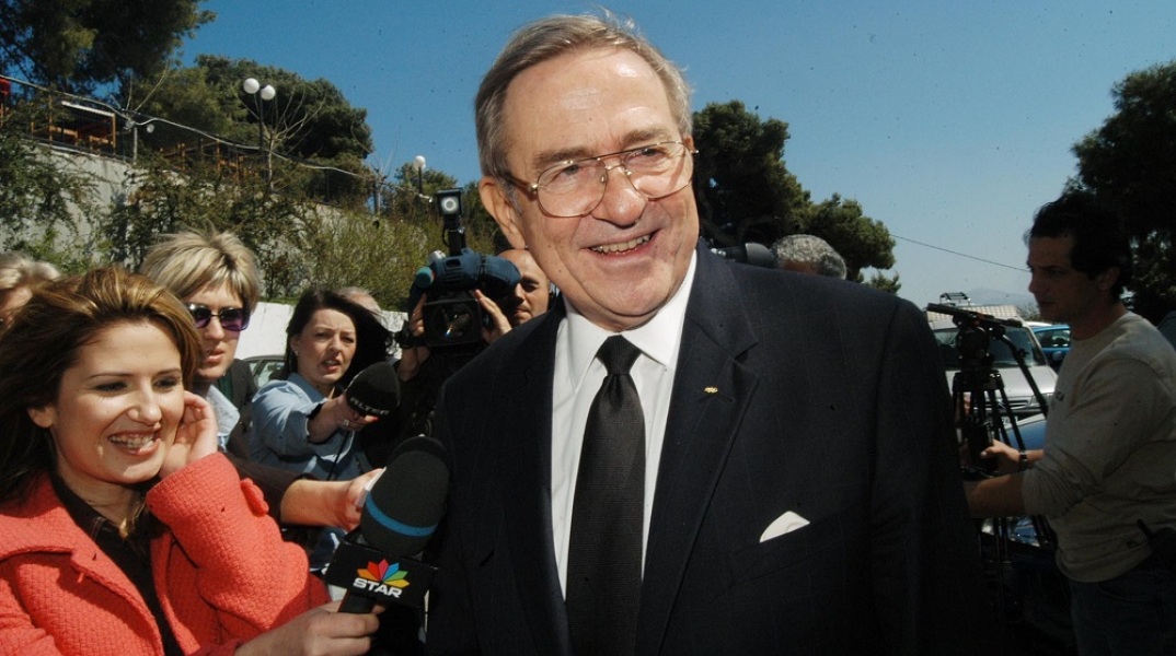 Σύμφωνα με πληροφορίες, την εξόδιο ακολουθία θα τελέσει ο Αρχιεπίσκοπος Αθηνών.