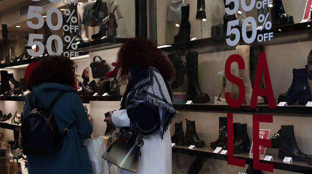 Καταναλωτές κατά τη διάρκεια των χειμερινών εκπτώσεων 2023