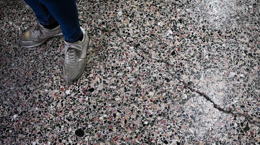 Ρωγμές σε πάτωμα κατοικίας μετά τον σεισμό